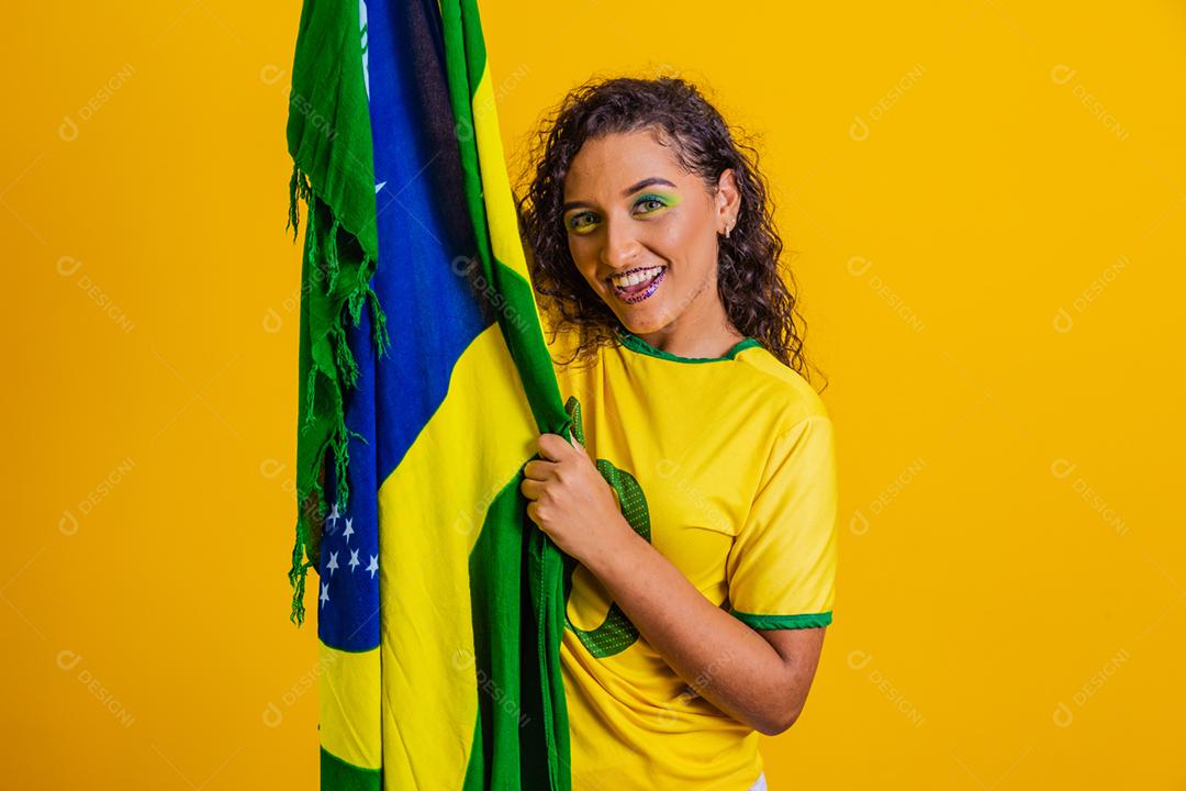 Fã brasileiro vestindo a bandeira brasileira em um retrato brasileiro