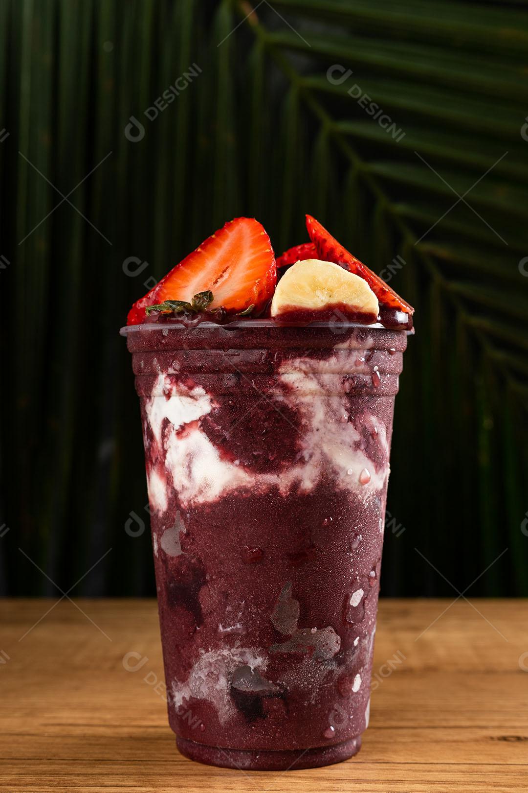 Fotos de copo de açaí na mão