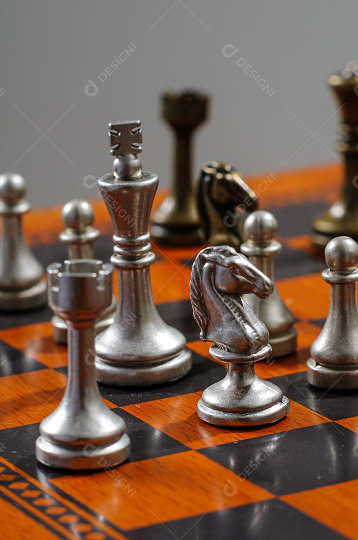 Tabuleiro de xadrez de madeira aberto com peças de xadrez