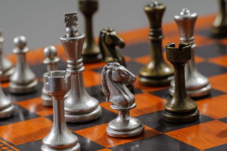 Xeque-mate uma estratégia de negócios decisiva encerra o jogo de xadrez com  a derrota dos reis vertical mobile wallp