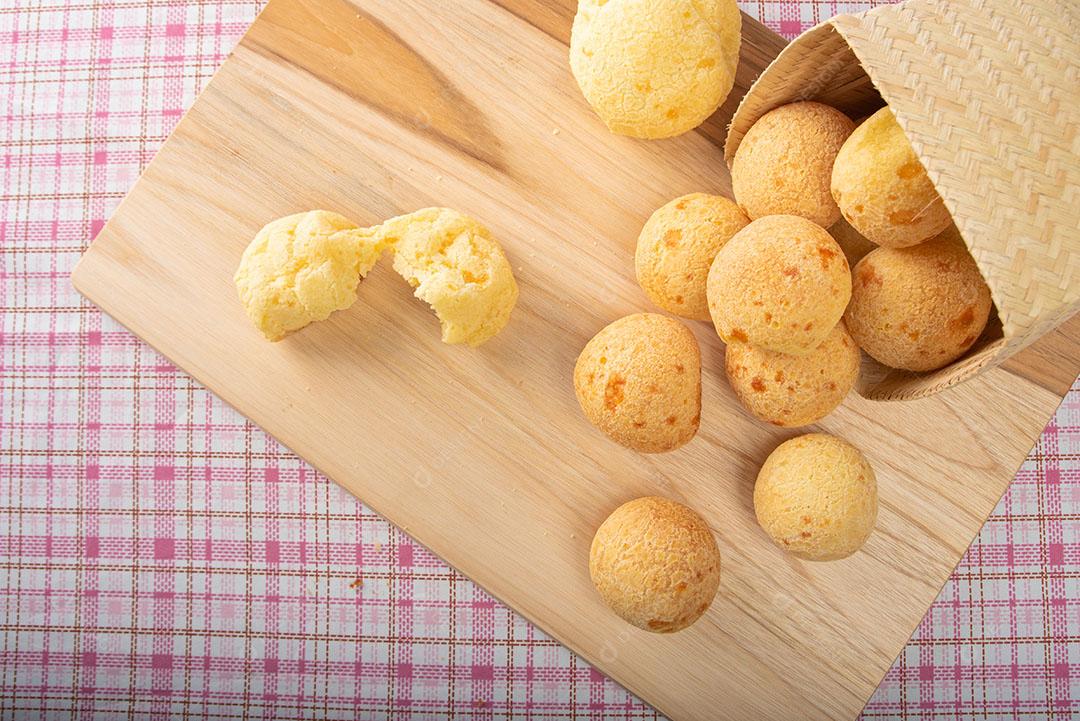 Pão De Queijo Em Cesta Sobre Pano Xadrez Imagem JPG [download] - Designi