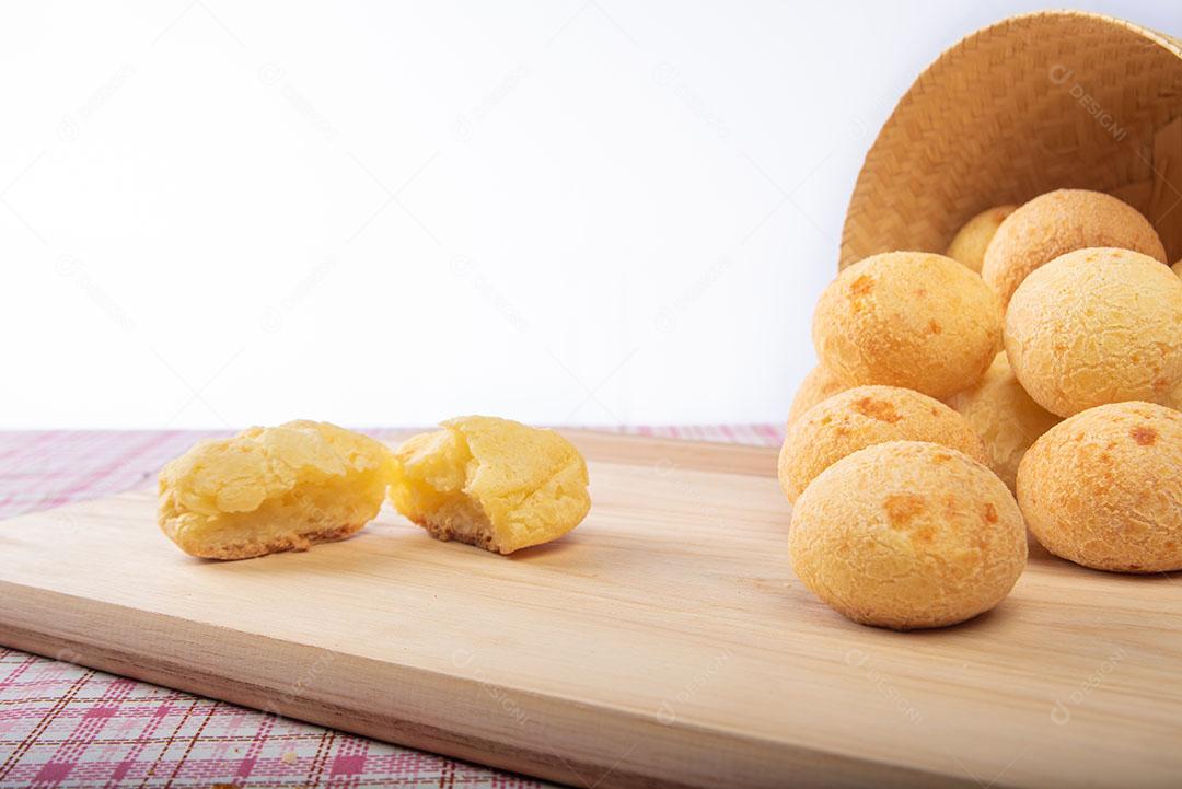 Pão De Queijo Em Cesta Sobre Pano Xadrez Imagem JPG [download] - Designi