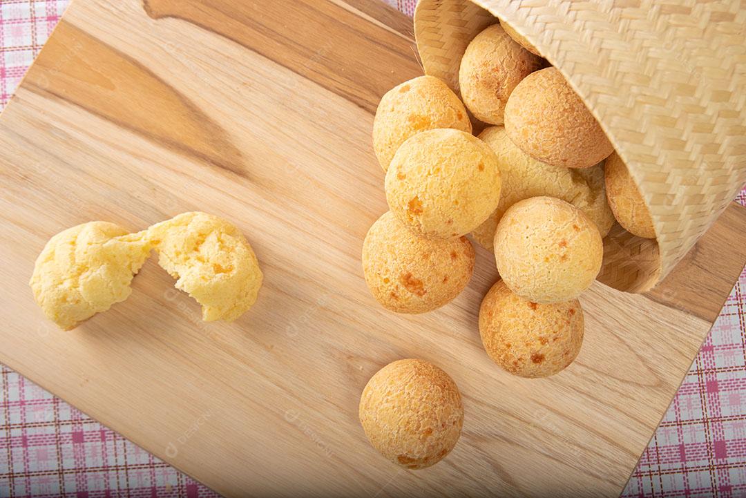 Pão De Queijo Em Cesta Sobre Pano Xadrez Imagem JPG [download] - Designi