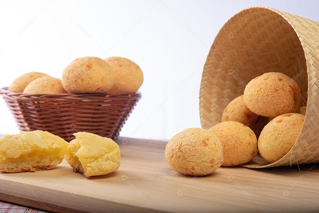 Pão De Queijo Em Cesta Sobre Pano Xadrez Imagem JPG [download] - Designi