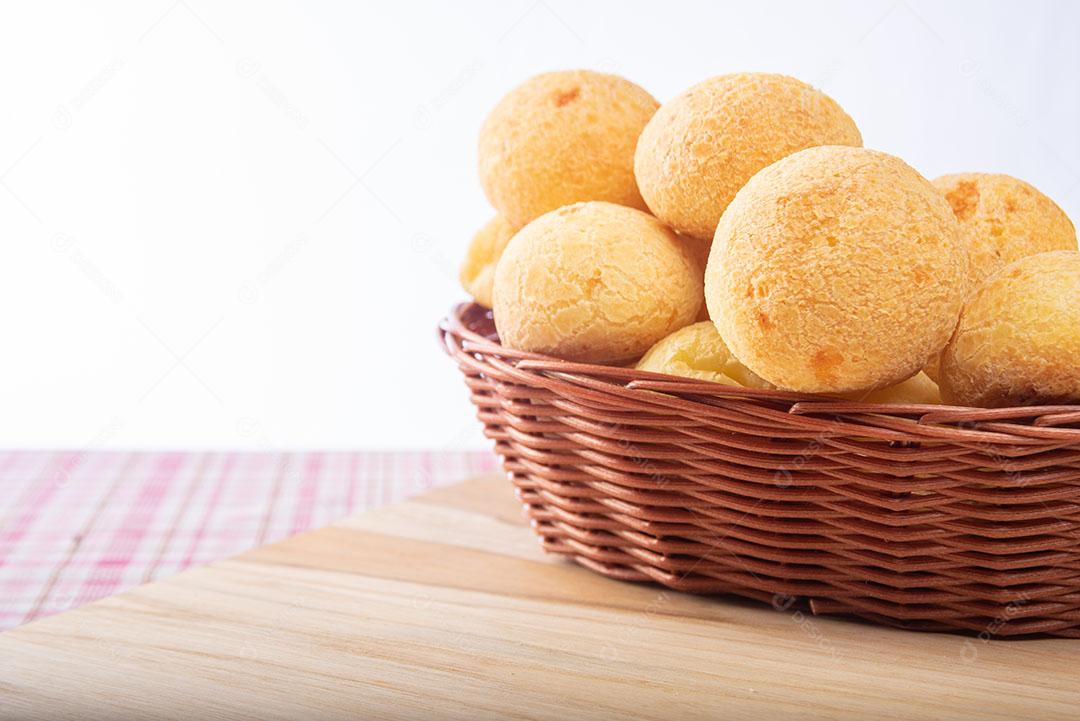 Pão De Queijo Em Cesta Sobre Pano Xadrez Imagem JPG [download] - Designi