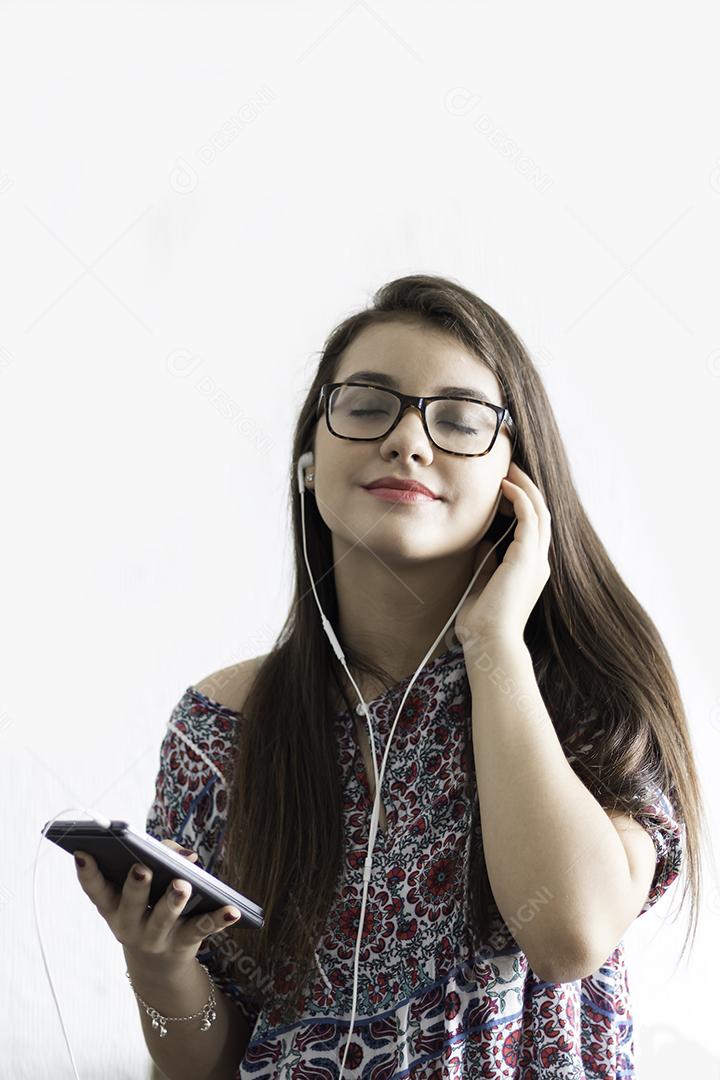 Menina Ouvindo Música Com Fone De Ouvido No Celular Com Fundo Branco Imagem Download Designi 7450