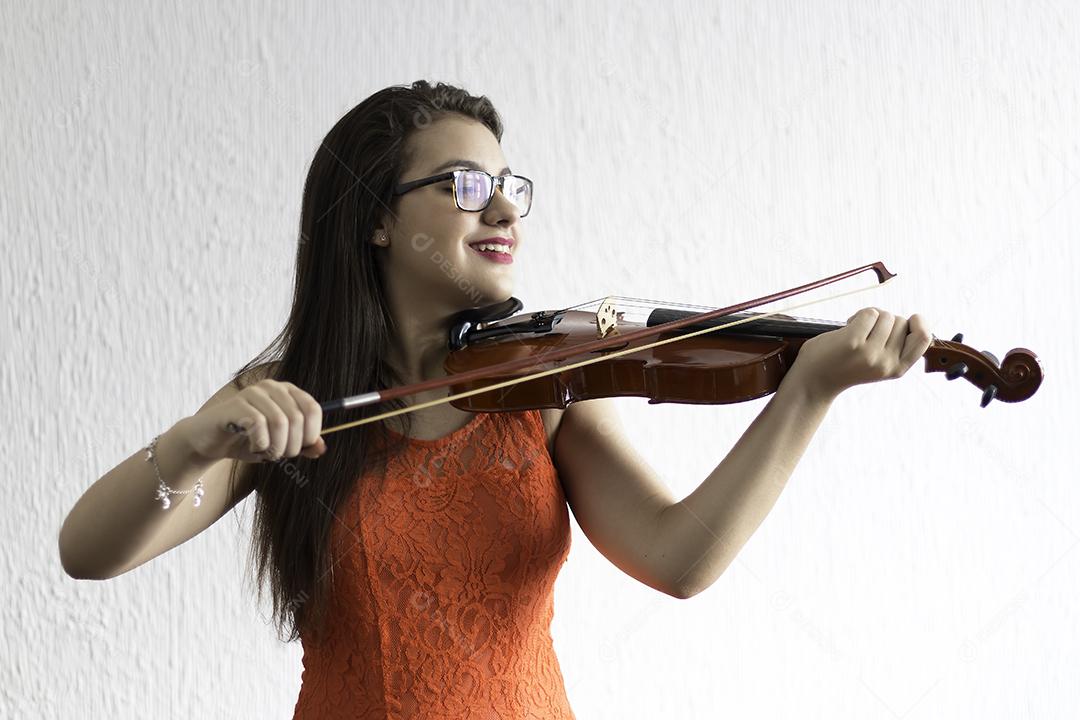 menina bonitinha sentada no chão usando tablet digital tocando a