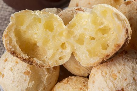 Pão De Queijo Em Cesta Sobre Pano Xadrez Imagem JPG [download] - Designi