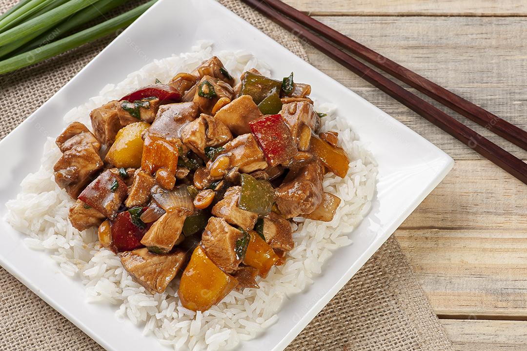 Frango Kung Pao. Comida tradicional chinesa. Frango xadrez. Vista do topo  Imagem JPG [download] - Designi