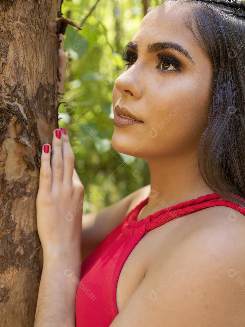 Linda menina morena posando em fotos na natureza [download] - Designi