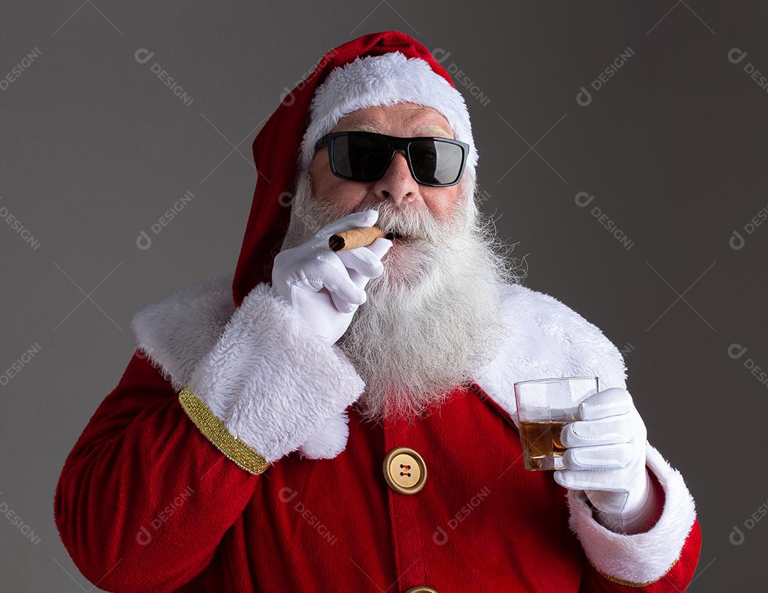 Papai Noel Usando óculos Escuros Fumando Um Charuto E Bebendo Download Designi 