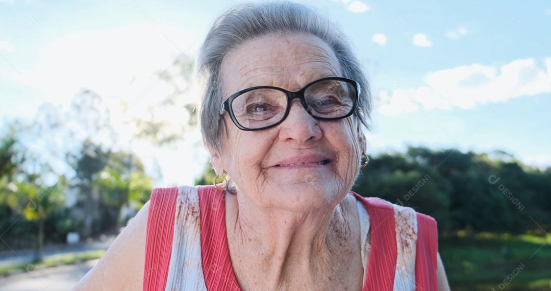 Sorridente velha latina. Linda mulher sênior olhando para a câmera