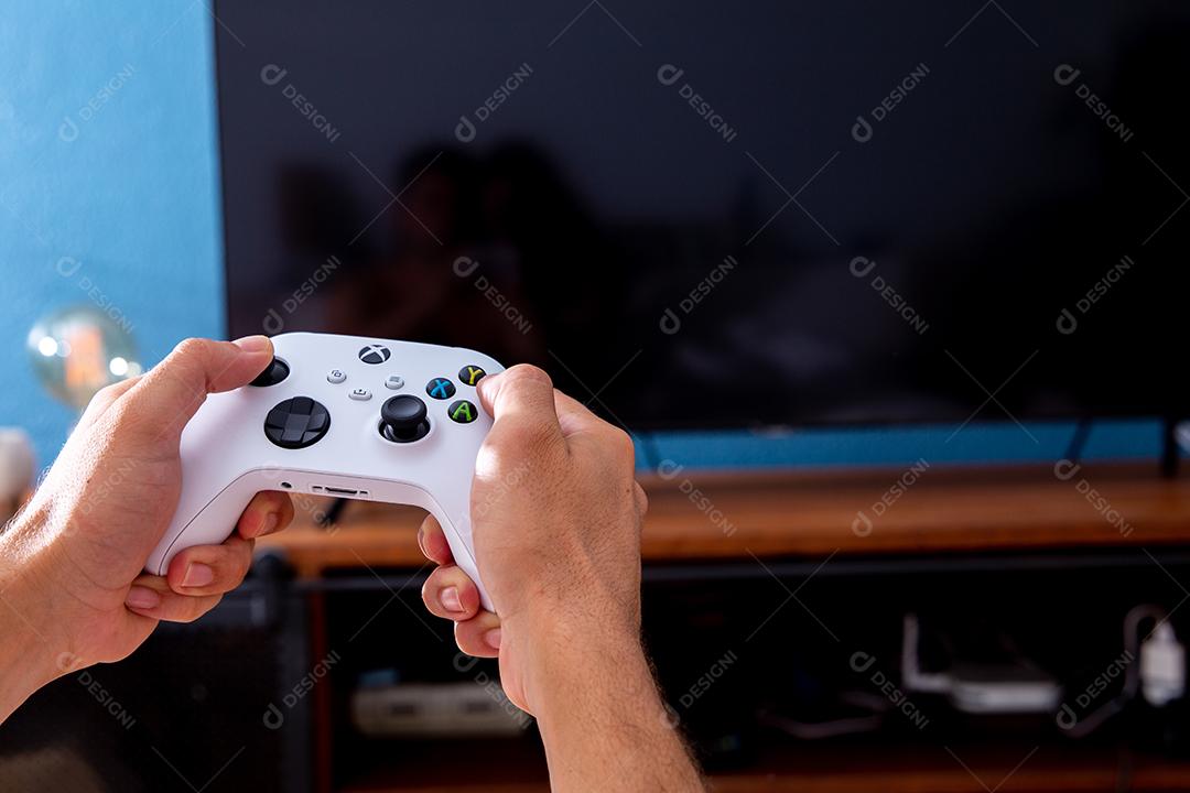 Jogando Xbox imagem de stock editorial. Imagem de jogar - 126638324