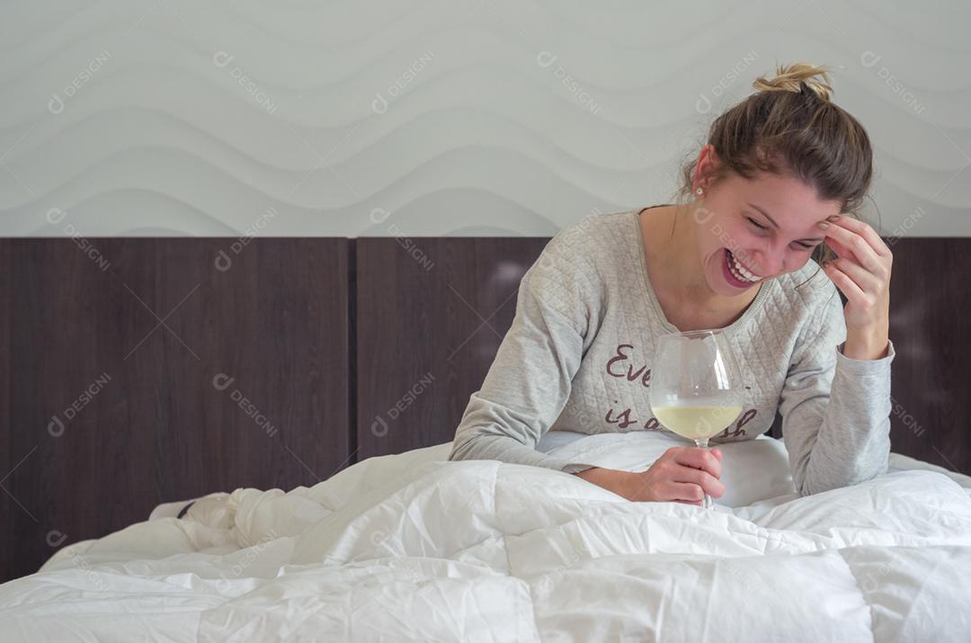 Jovem Loira Rindo Na Cama Com Um Copo De Vinho Na M O Acordando Feliz Download Designi