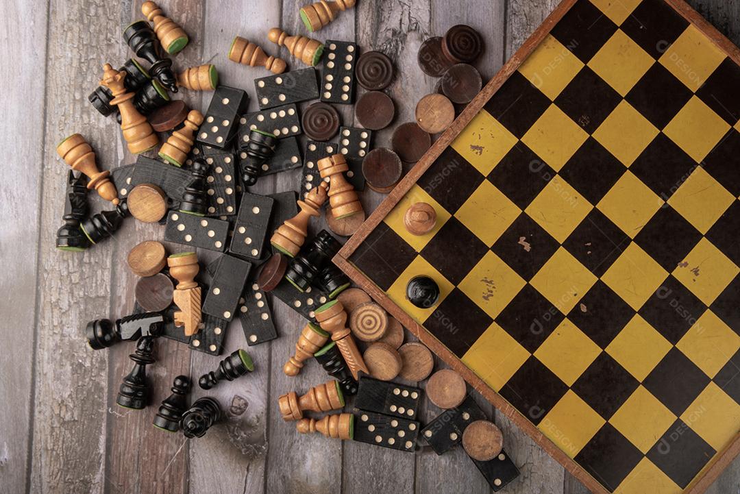 Tabuleiro de xadrez em damas de fundo de madeira ou jogo de