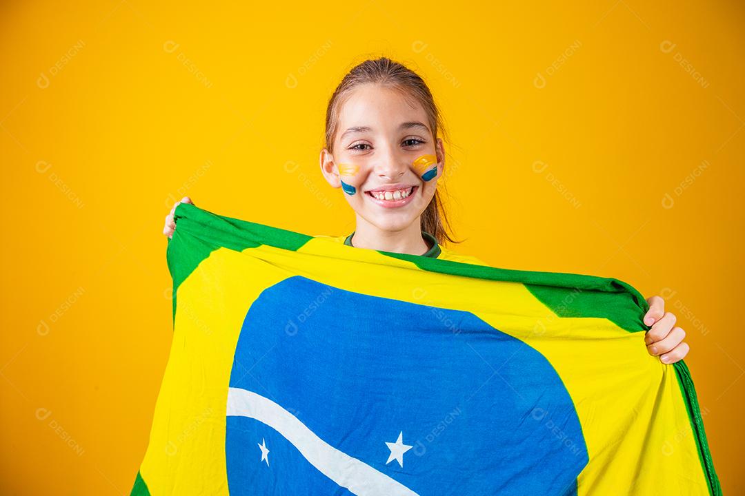 Close Up Vista De Uma Menina. A Bandeira Do Brasil É Pintada No Rosto Da  Menina. Foto Royalty Free, Gravuras, Imagens e Banco de fotografias. Image  158364358