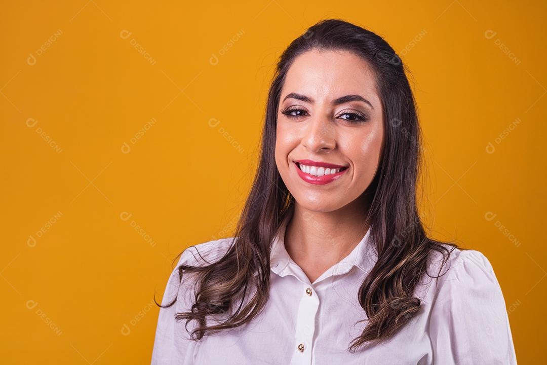 Retrato De Uma Linda Mulher Morena Caucasiana Sorrindo Download Designi 6503