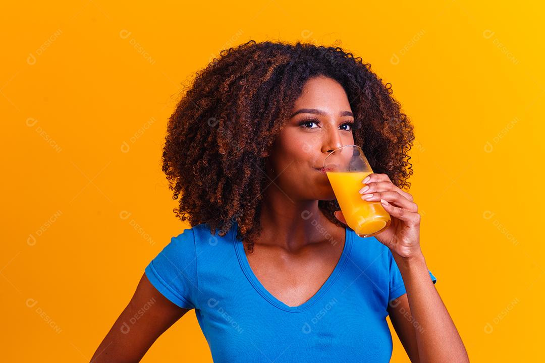 Mulher Afro Americana Bebendo Suco De Laranja Em Fundo Amarelo Download Designi