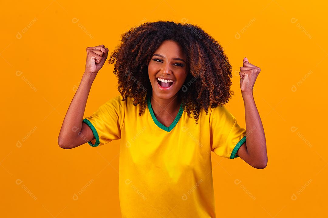 Retrato de fã brasileiro fã brasileiro mostrando seu celular vestido como  fã de futebol ou jogo de futebol em fundo amarelo brasil colore copa do  mundo, jogo de futebol brasileiro para celular 