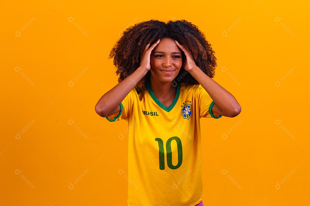 mulher linda morena cabelo cacheado usando camiseta seleçao brasileira  futebol fotos imagem [download] - Designi