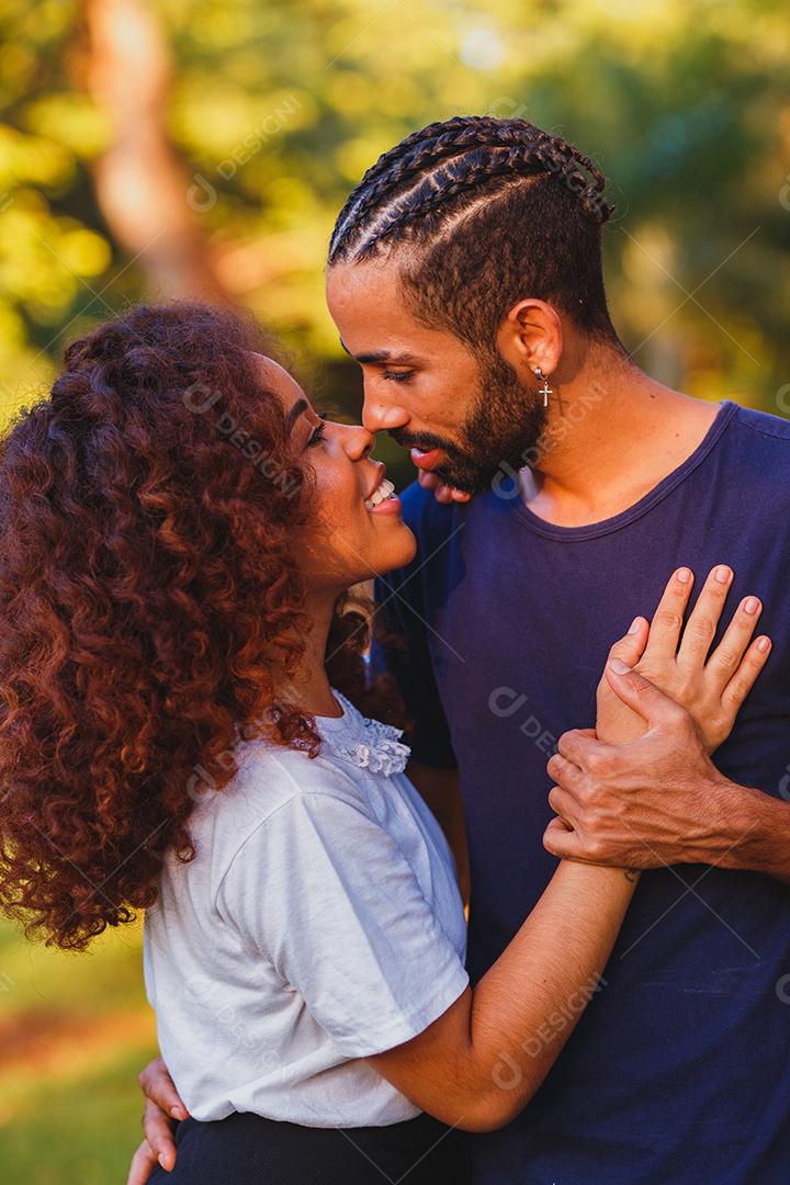 Casal De Namorados Negro No Parque Apaixonado. Casal Apaixonado De ...