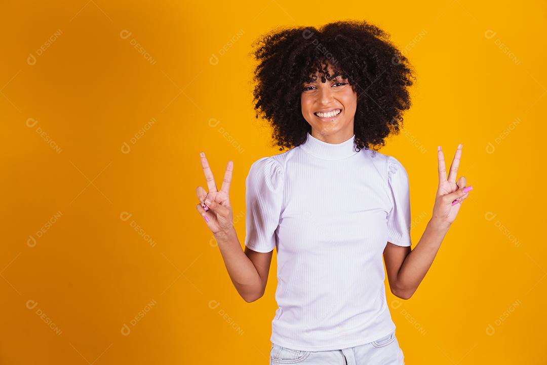 Jovem Linda Mulher Afro Americana Com Cabelos Cacheados Vestindo Camiseta Casual Em P Sorrindo