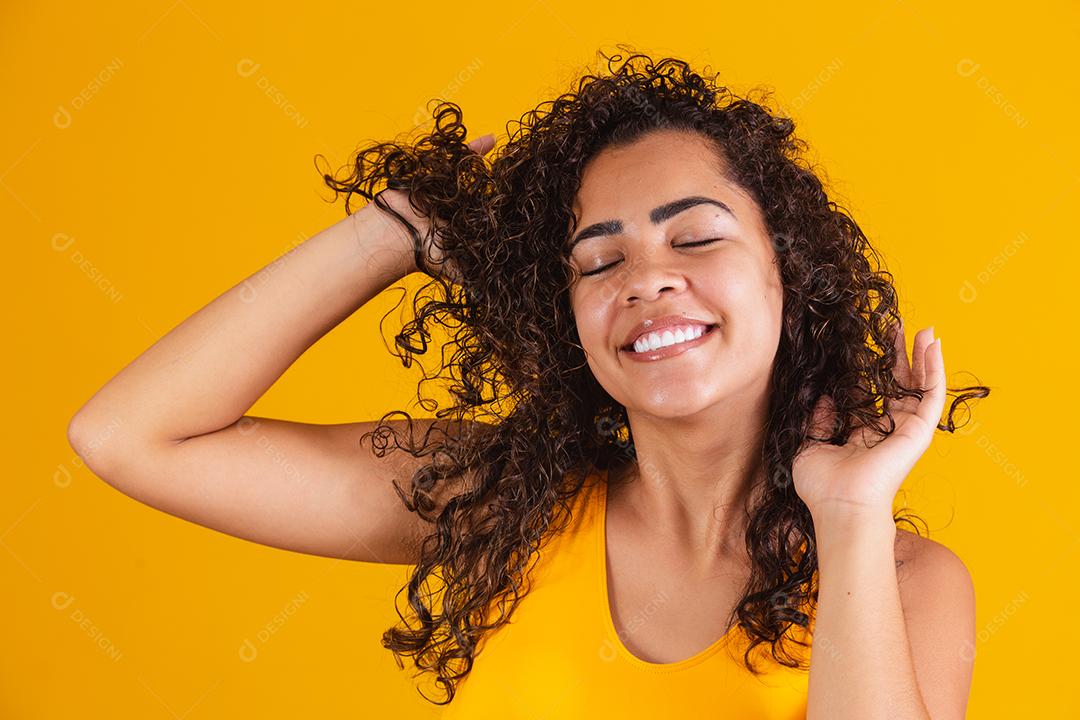Feliz Rindo Mulher Afro Americana Com Seu Cabelo Encaracolado Em Fundo Amarelo Rindo Mulher
