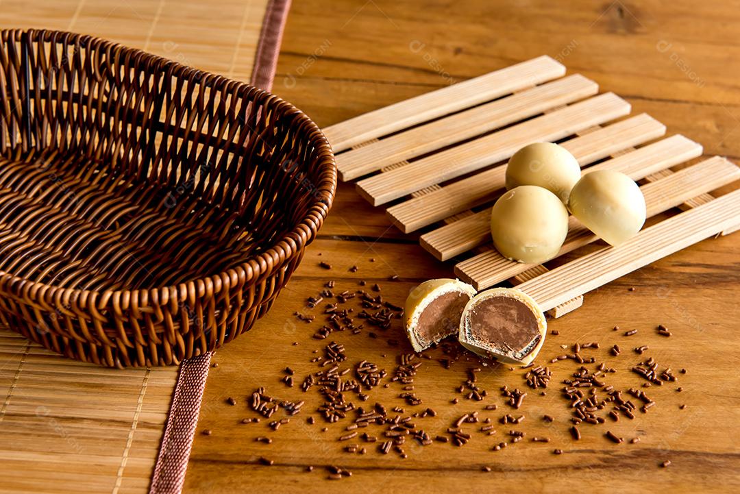 Um bolo de desenho animado com cobertura de chocolate e cerejas no topo da  ia generativa