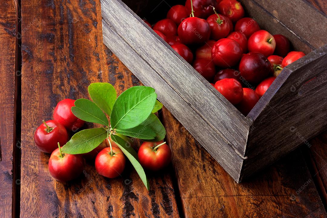 Acerola cereja fresca caixa na mesa de madeira rústica download Designi