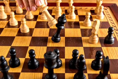 combinação de xadrez de vitória. peças clássicas brancas xeque-mate com  preto 11912869 Vetor no Vecteezy