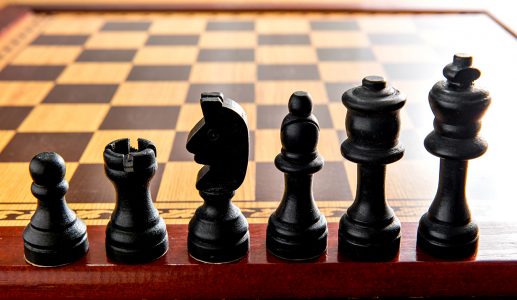 Jogo de xadrez. o cara se move. xeque-mate. peças de xadrez em madeira. jogo  de estratégia
