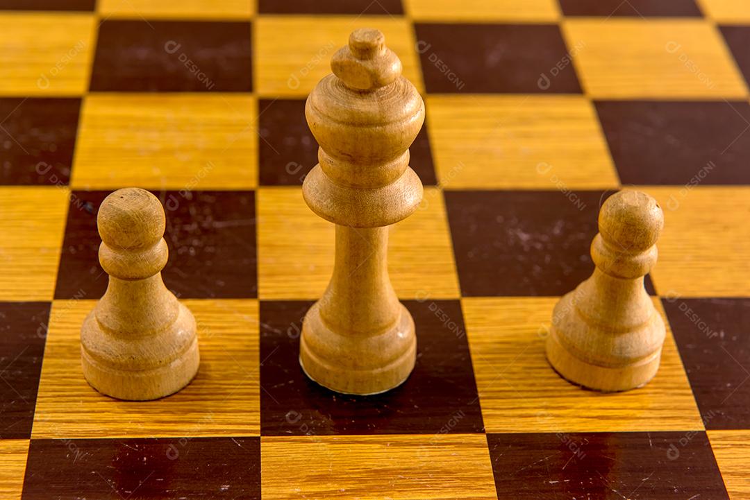 tabuleiro de xadrez com figuras. xadrez de madeira. jogos de