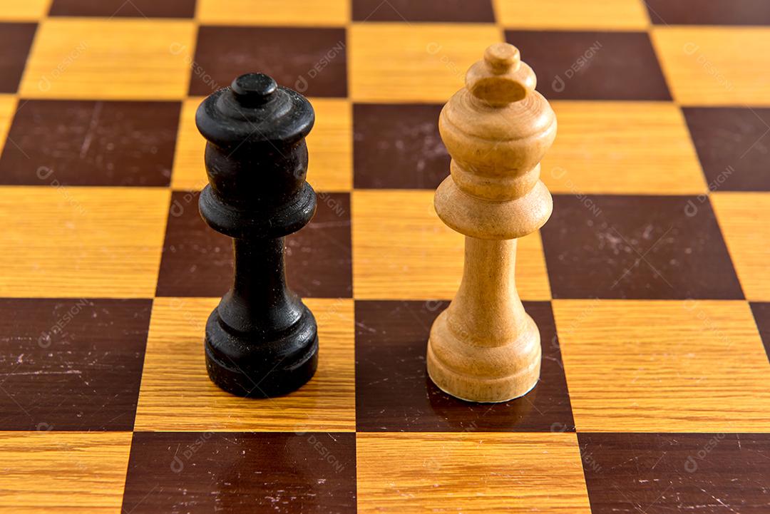 Tabuleiro de xadrez de madeira aberto com peças de xadrez