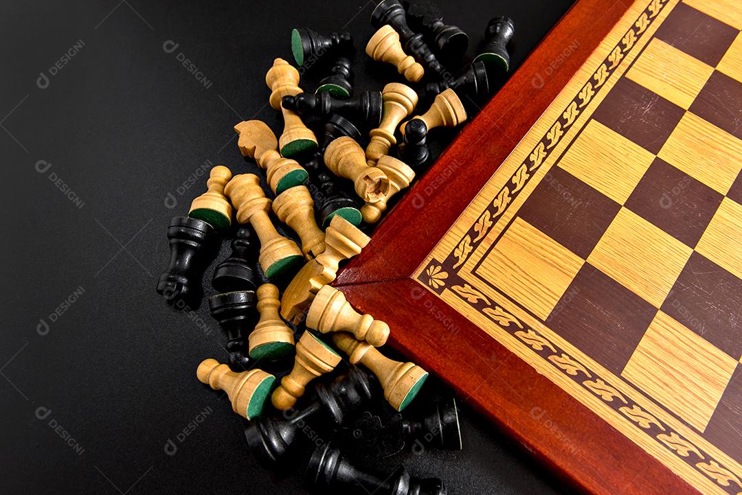 Peças de xadrez em um tabuleiro de xadrez o conceito de jogar e