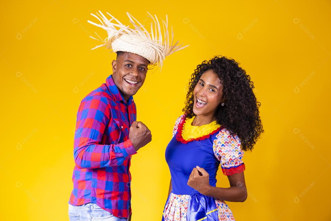 Casal brasileiro vestindo roupas tradicionais para a Festa Junina