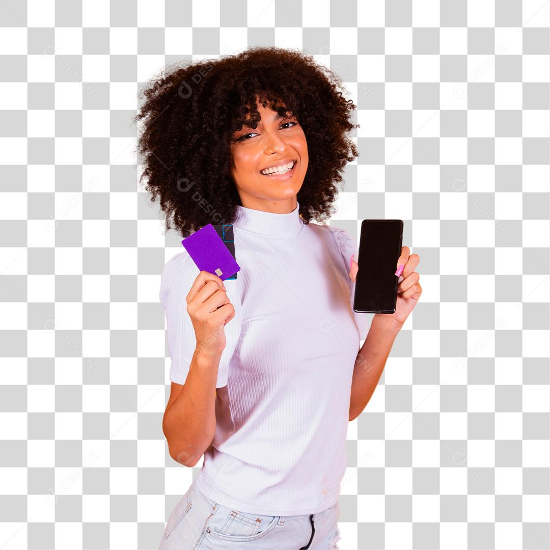close-up de garota negra segurar o cartão de crédito do banco e digitar no  laptop