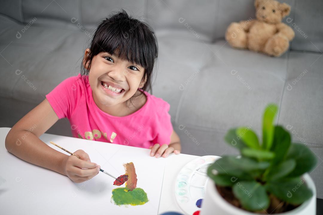 Mulher pintando um quadro