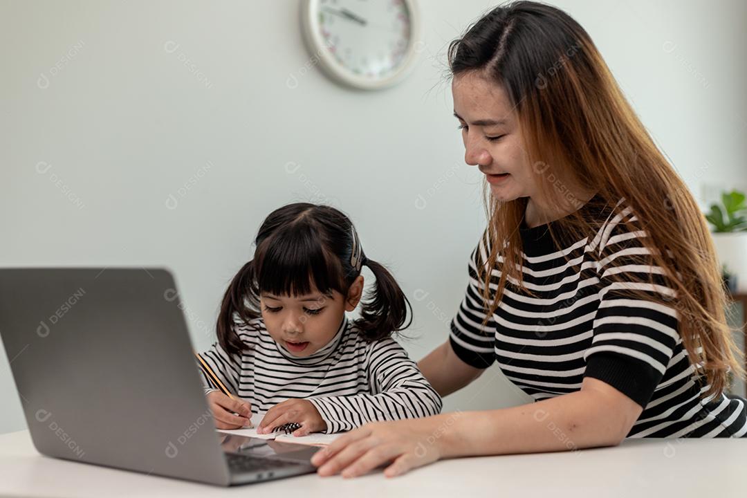 Tablet de educação ou mãe e menina em casa para lição de casa on-line ou