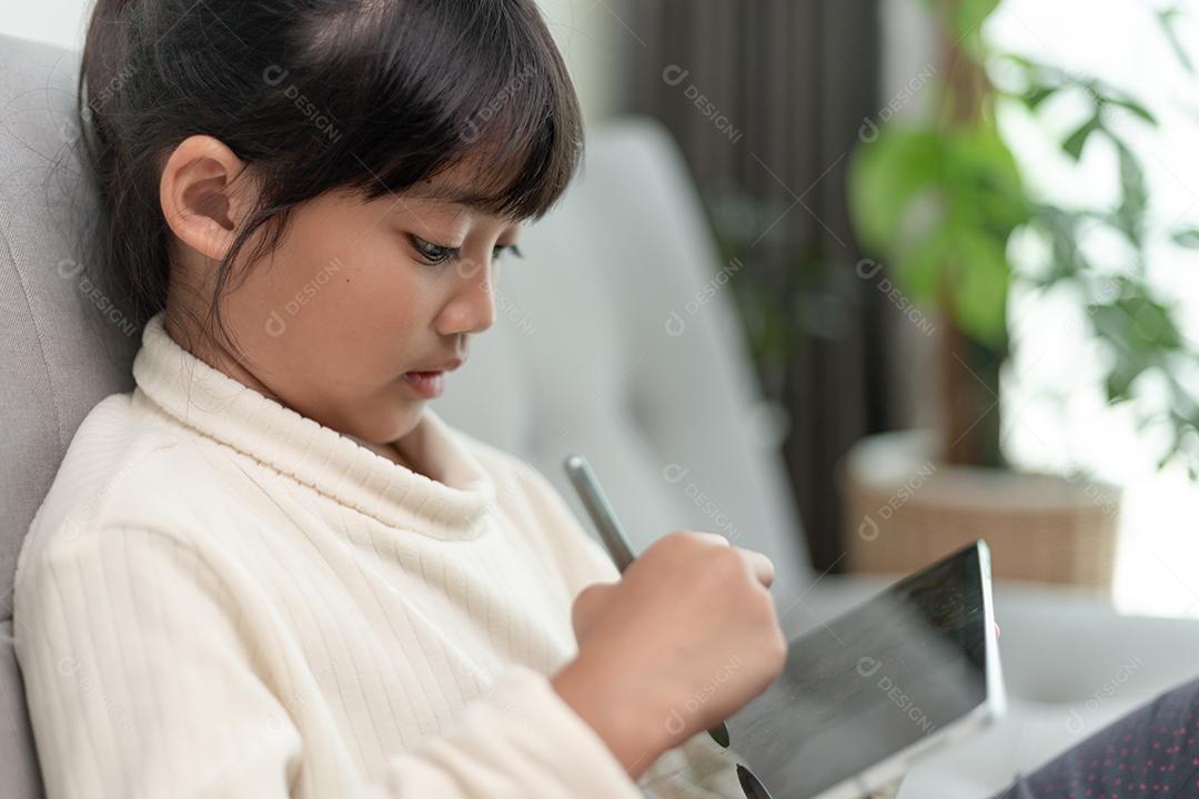 criança jogando jogos online na internet no quarto, retrato de menino  usando tablet digitando ou conversando com amigos de manhã, infância  sentada na cama fazendo lição de casa, criança da escola com