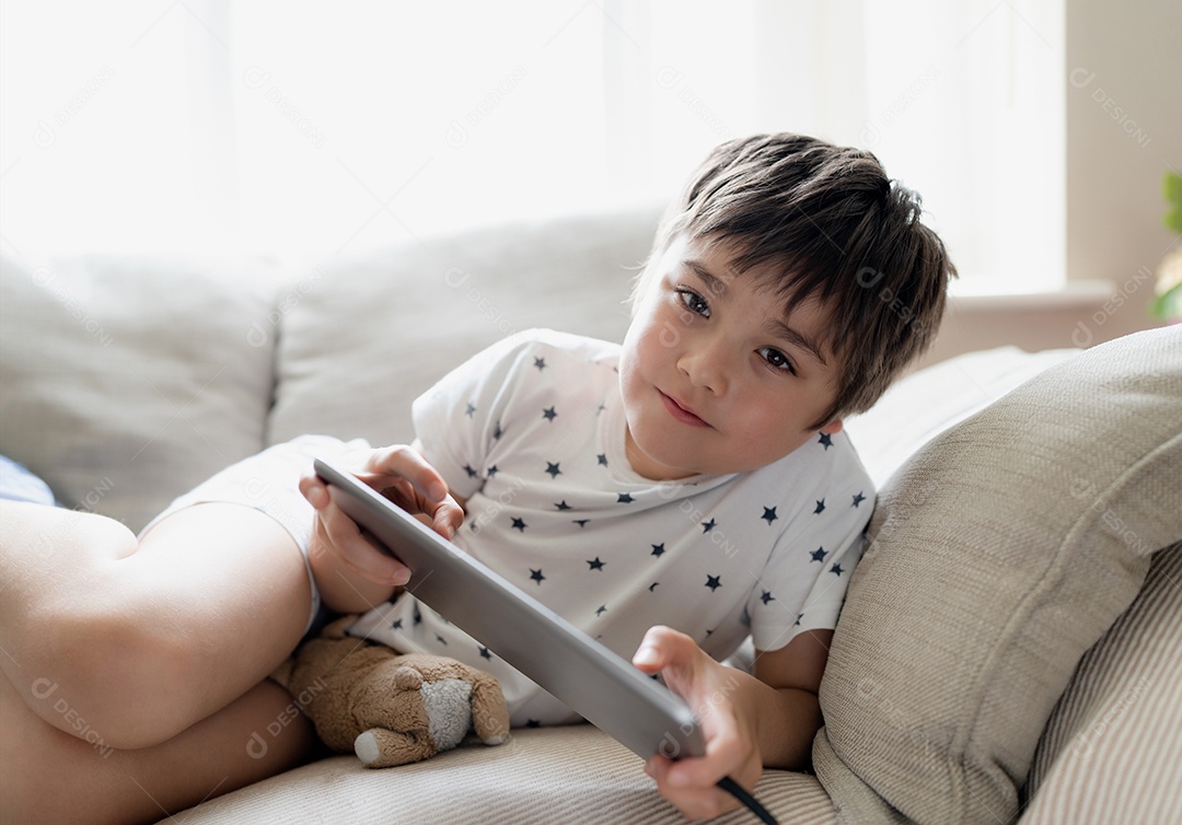 criança jogando jogo online com amigos no tablet, retrato cinematográfico  jovem menino chamada de vídeo com