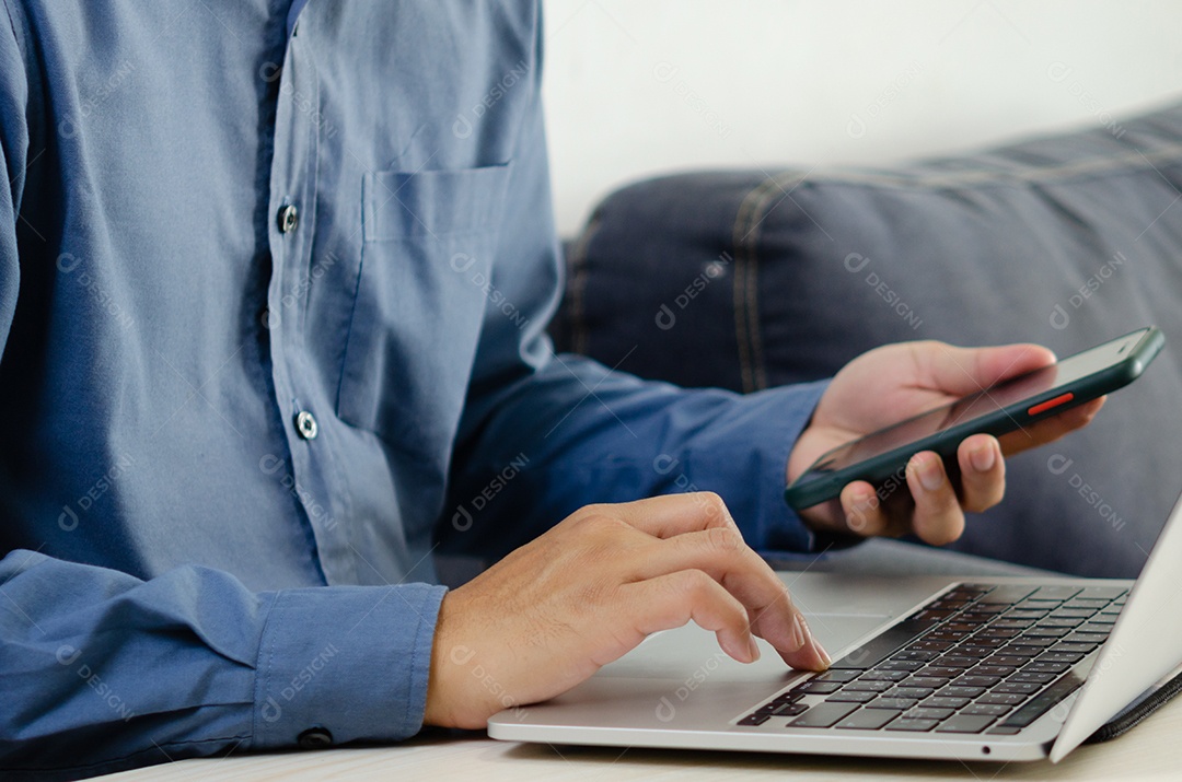 Feche a mão usando computador e teclado digitando na internet