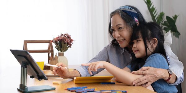Menina com sua avó jogando jogo jenga em casa [download] - Designi