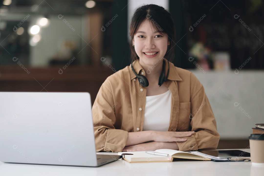 Foto Mais Próxima De Uma Bela Dama Alegre Fones De Ouvido Modernos