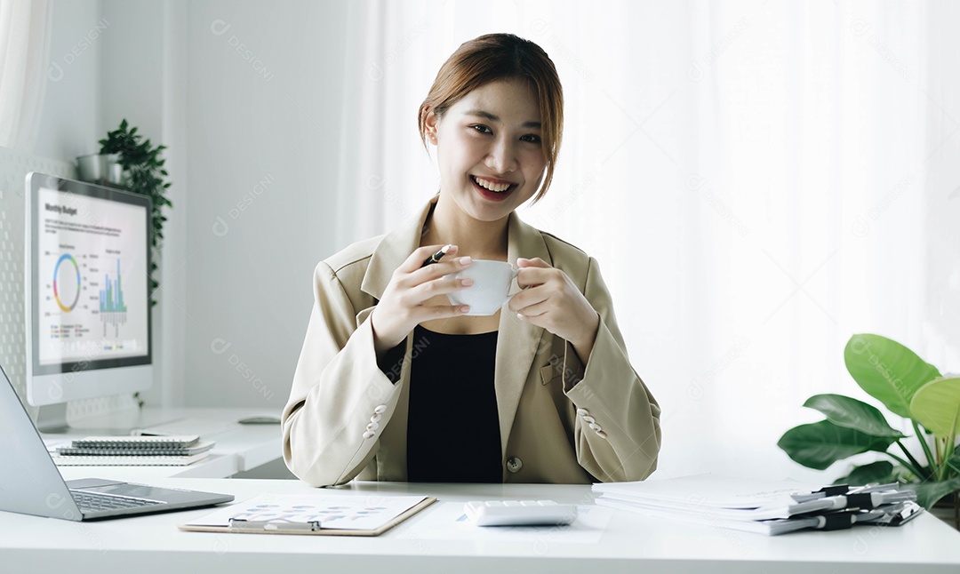 Empresária Asiática Sorridente Segurando Uma Caneca De Café E Laptop Download Designi 2772