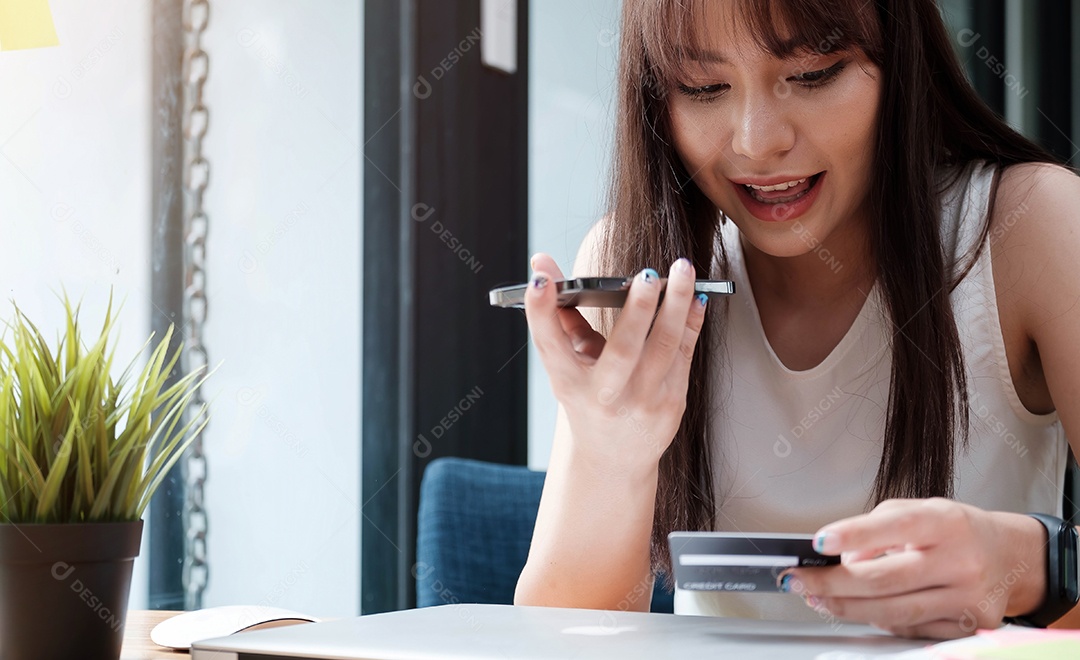 Mulher Sorridente Conversando Ao Telefone Enquanto Trabalhava No Laptop Download Designi 4635