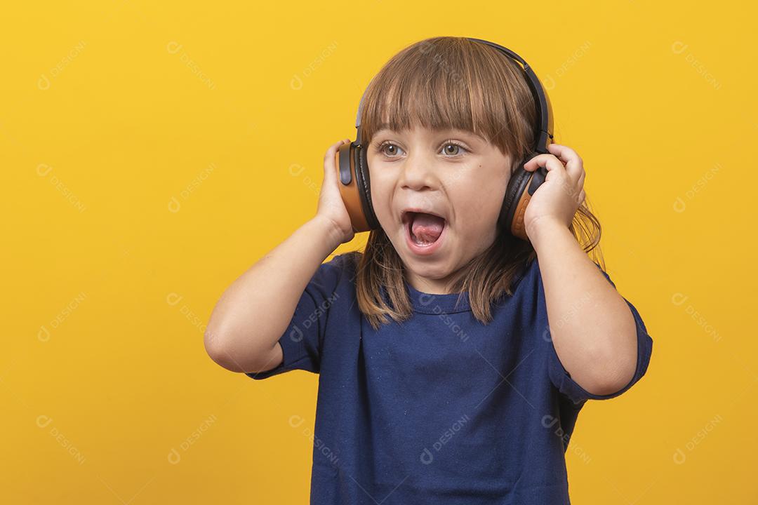 Linda garota asiática usando fone de ouvido aprendendo música de