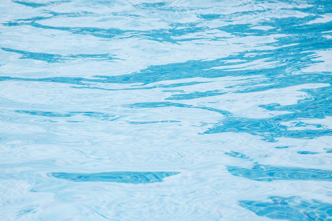 Água rasgada azul na piscina