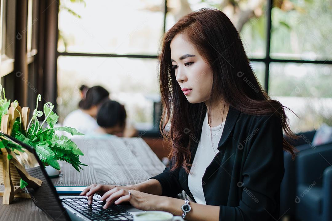 Mulheres De Negócios Asiáticos Usando Notebook Para Trabalhar Download Designi 7099