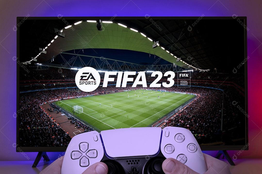 Garoto Joga Fifa 23 Com Controle Do Playstation 5 São Paulo Brasil