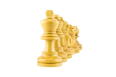 Xadrez de rei dourado gigante de renderização 3D entre vários peões,  conceito de liderança. [download] - Designi